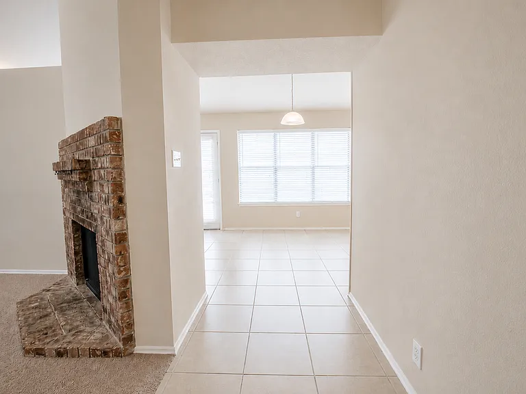 1410 Flameleaf Dr — Photo 3