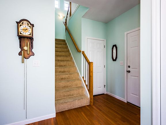 5th image of 422 Island Pointe Dr