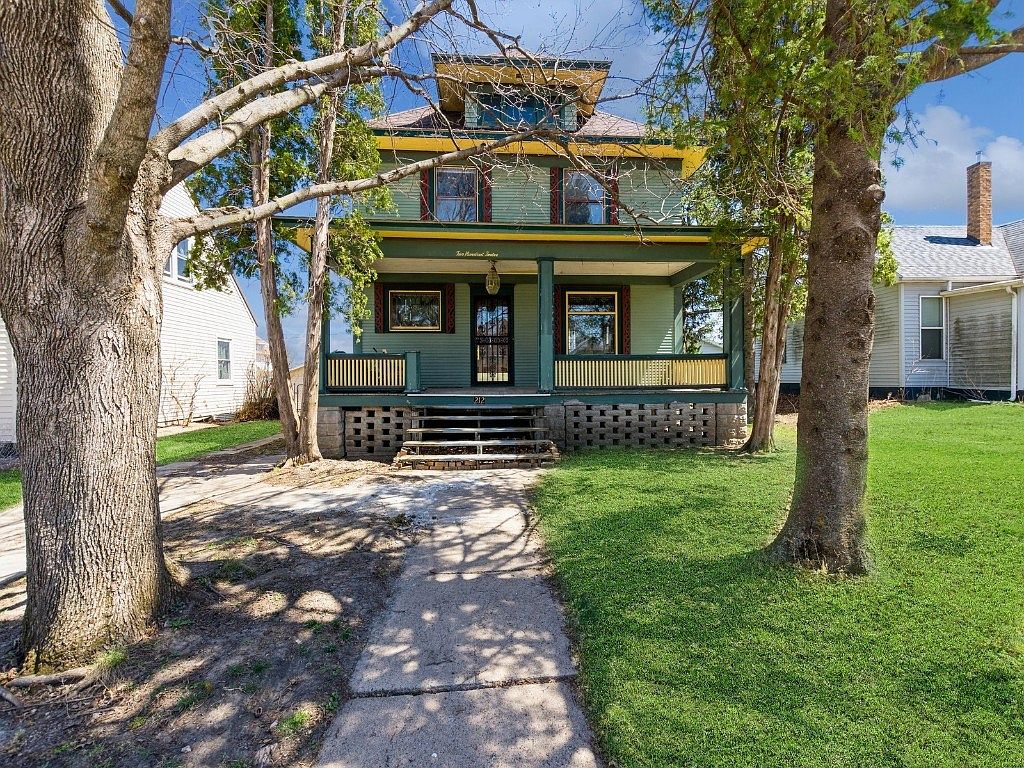 212 Main St, Newhall, IA 52315 Zillow