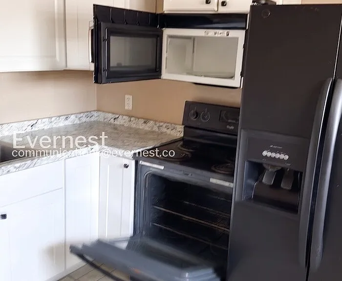 447 N Drew St E — Photo 2