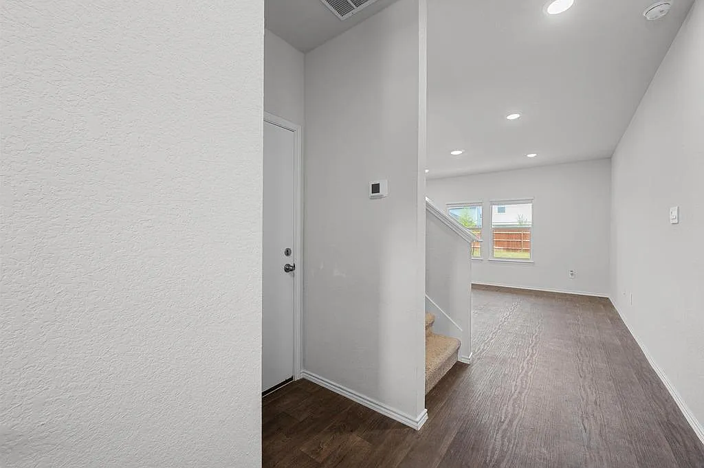4 bed, 2.5 bath, 1972 sqft, $1,950 — Photo 4