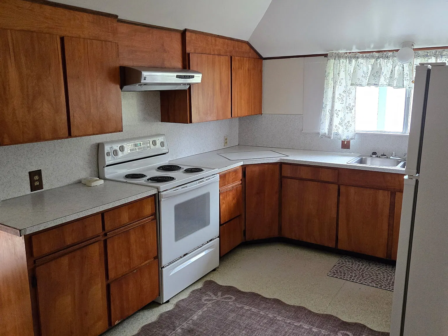 3 bed, 1.5 bath, 1924 sqft, $1,600 — Photo 4