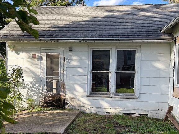5th image of 902 Cedar St