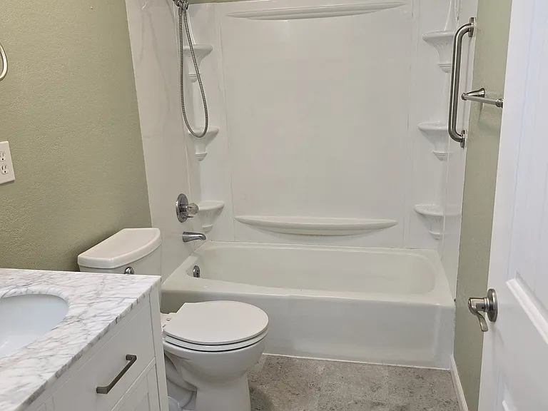 2368 Redwood Ave — Photo 17