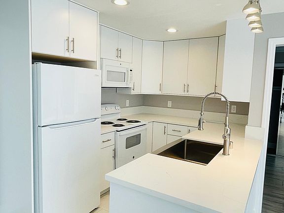 2nd image of 2414 S Barrington Ave #211
