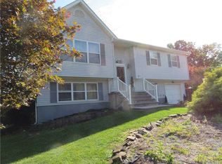 40 Kathleen Cres, Coram, NY 11727