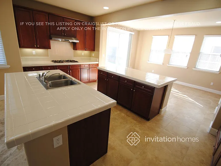 1667 Montrose Ln — Photo 3