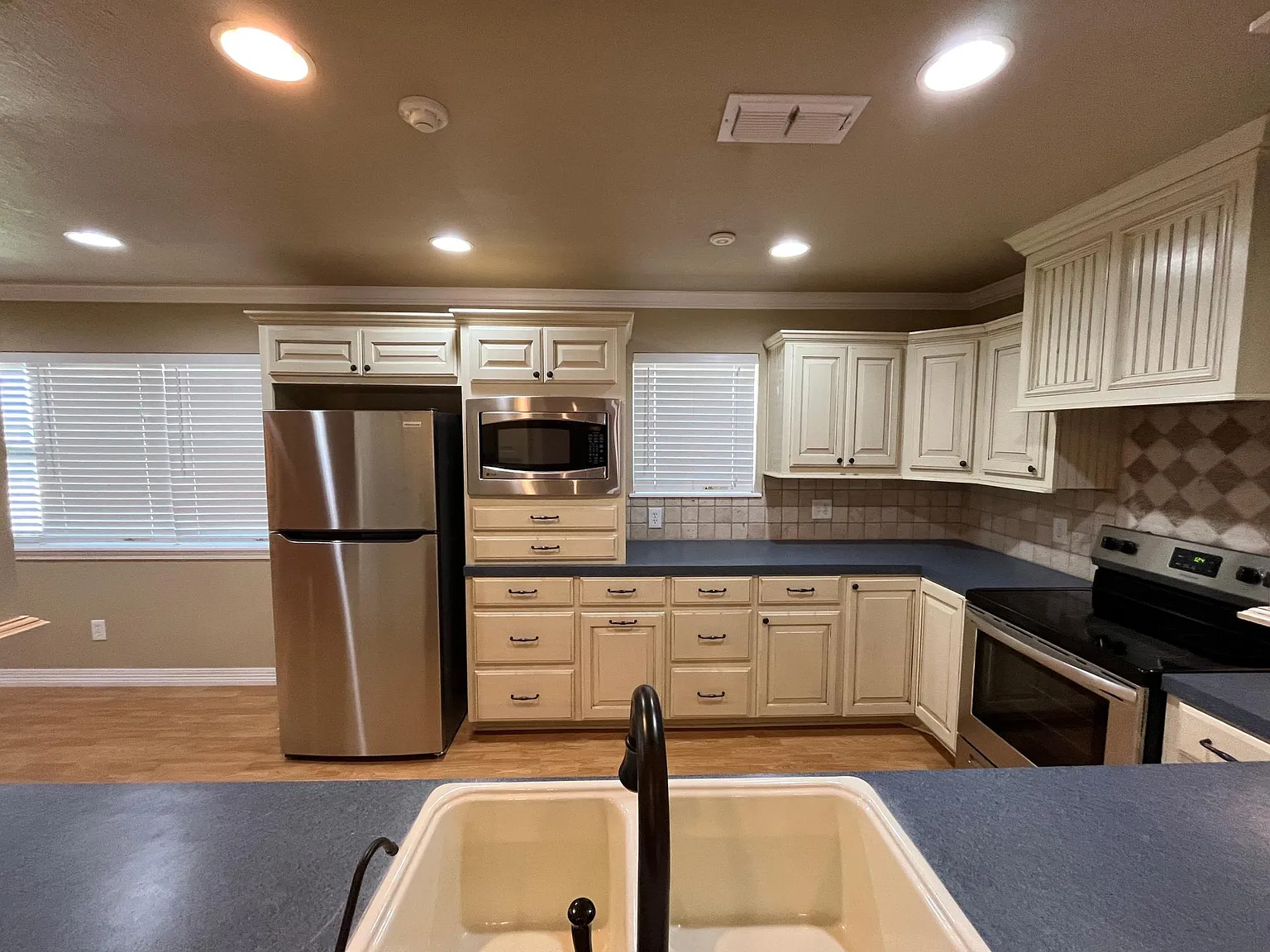 4 bed, 2500 sqft, $2,400 — Photo 4