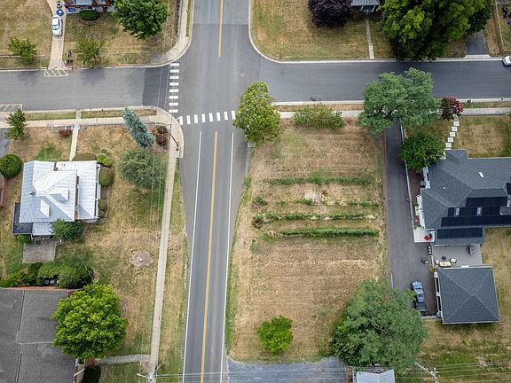 3rd image of 1095 College Ave