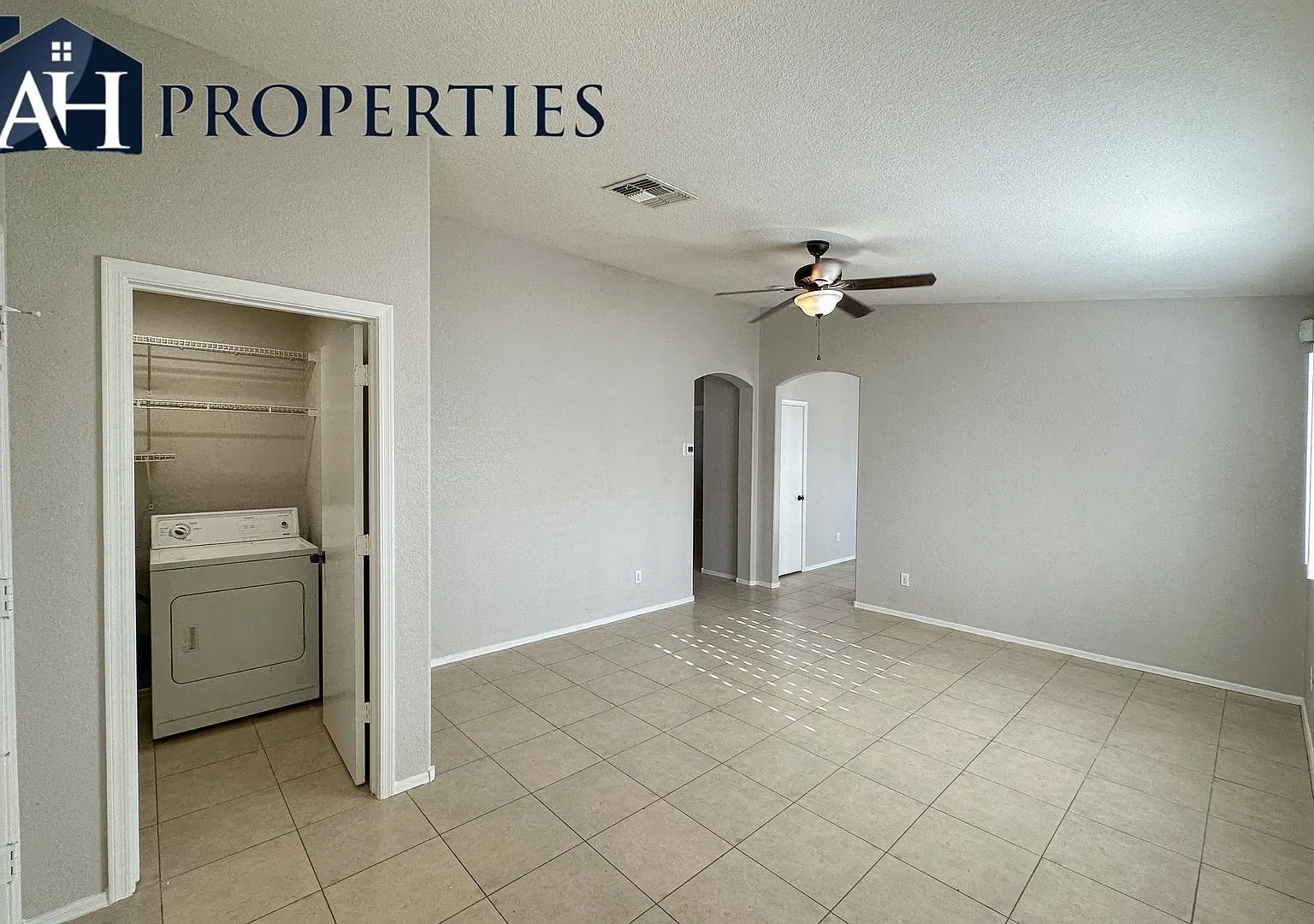 Updated 2 bedroom 2 bathroom rental! Quartz kitchen counters! — Photo 2