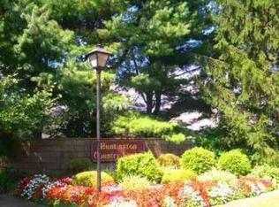 128 Barn Run Ct, Huntington Station, NY 11746