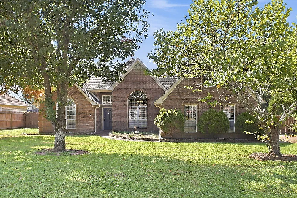 3 bed, 2.0 bath, 1900 sqft, $1,945 — Photo 1