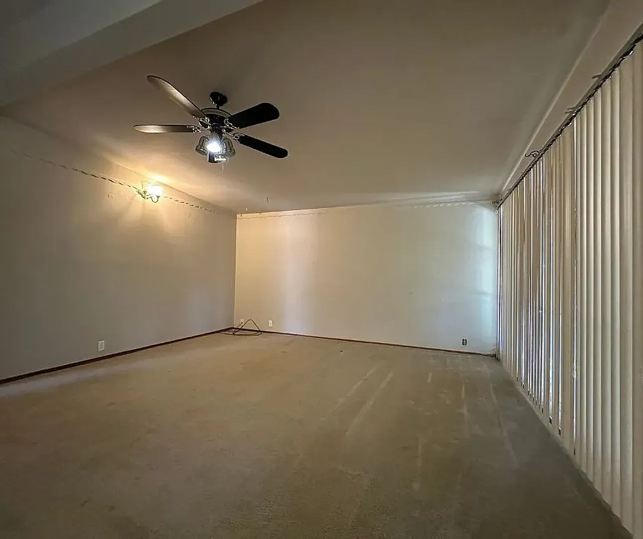 Spacious 4-Bedroom Home Near Loop 289 & University Avenue — Photo 4