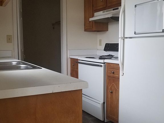 3rd image of 904 Van Buren Ave