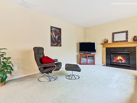 2nd image of 1302 NE Margeaux Pl