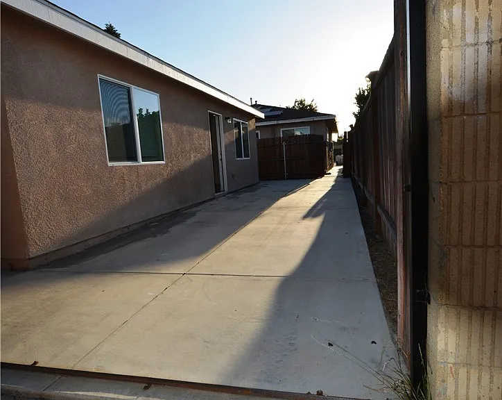 18328 Devlin Ave — Photo 25