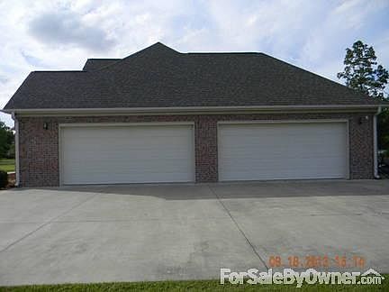 4 car Garage - Wow!!! : Huge garage, you do not find many of these! 16 X 8 doors. Huge parking area.