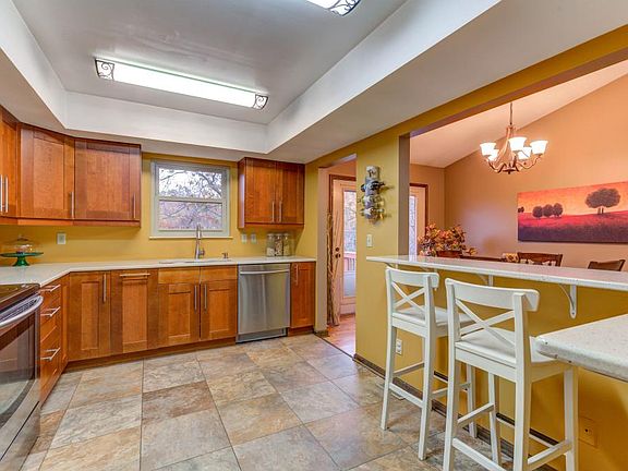 3rd image of 1304 Sunset Dr