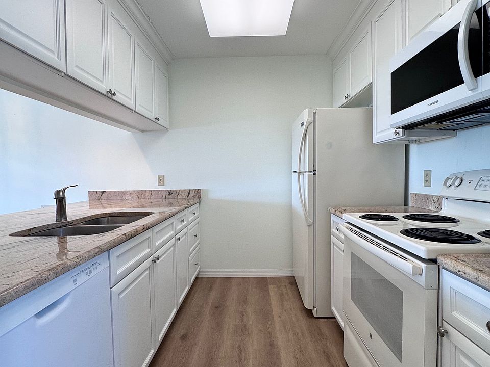 Renovated Kitchen w/ beautiful granite counters!