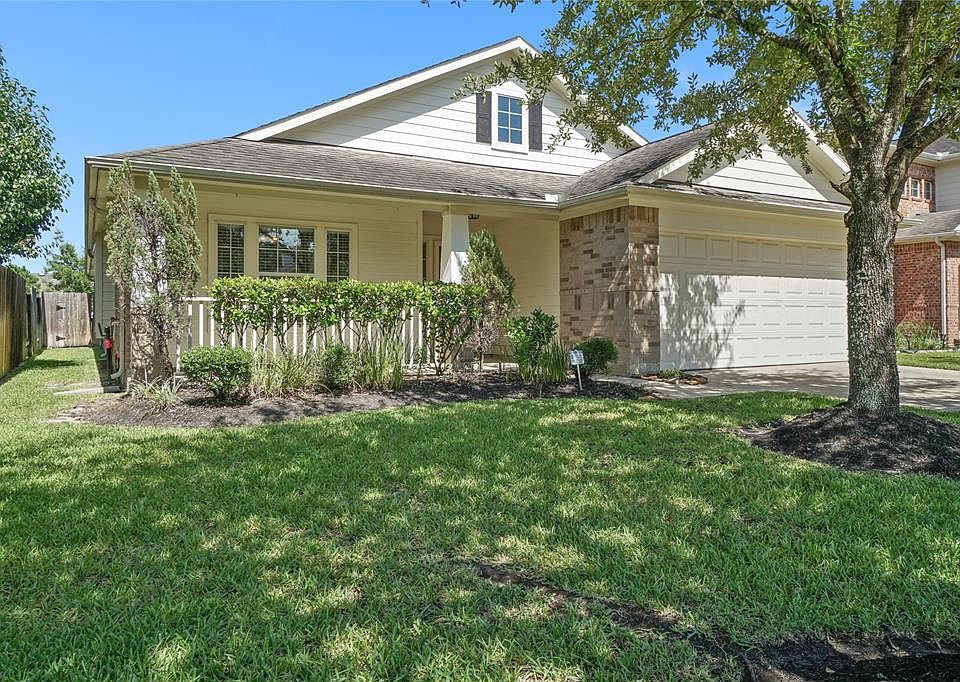 Welcome home to this fabulous 3 bedroom, 2 bath home located in Canyon Lakes at Stonegate.