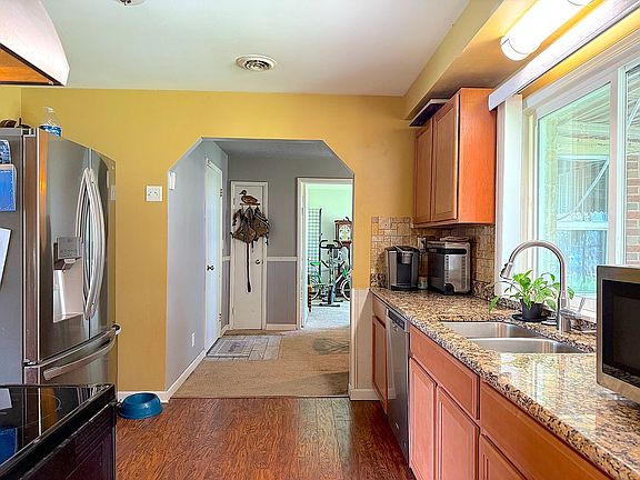 5th image of 22985 Iroquois Dr