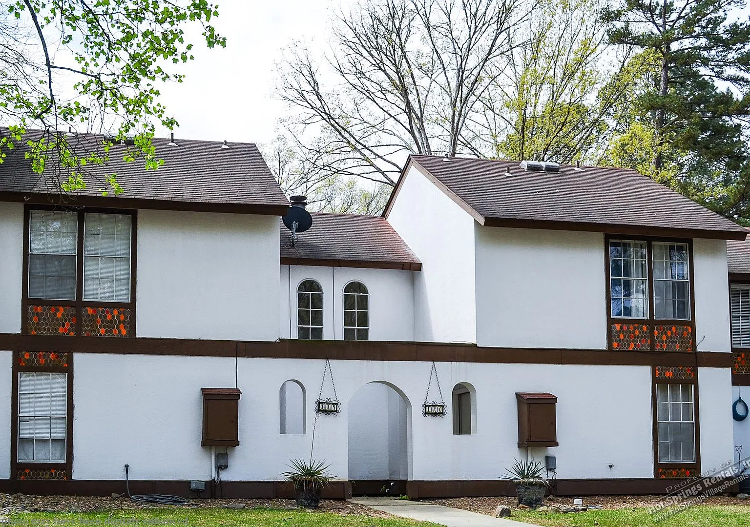 Two-Level Townhome in DeSoto Courts — Photo 1