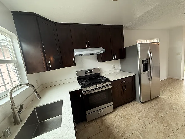 560 3rd St — Photo 3