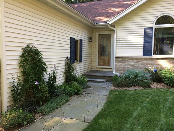 3rd image of 1957 Briar Ct NE