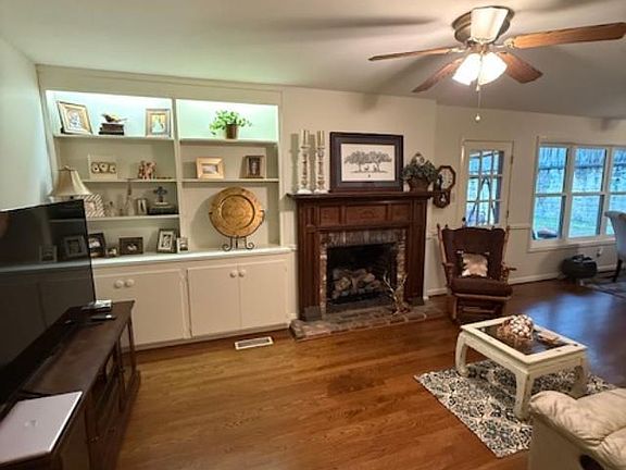 4th image of 2424 46th St