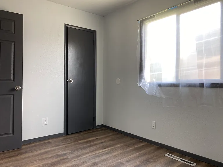 2302 S Saint Clair Ave — Photo 12