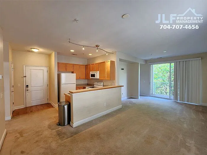 2 bed, 2.0 bath, 878 sqft, $1,695 — Photo 3