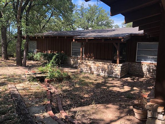 3rd image of 1 Lynn Ln