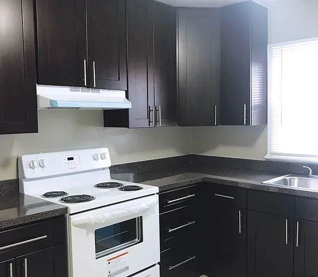 Country Club Apartments — Photo 6
