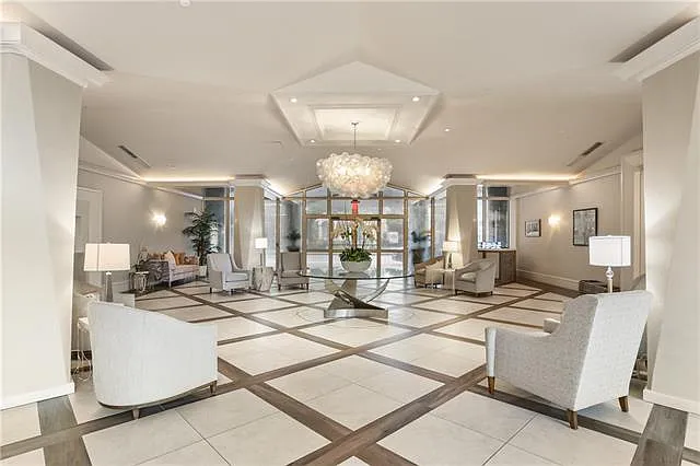 Building Photo - 2100 Saint Charles Ave #4N