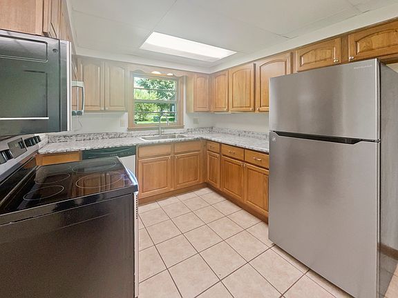 4th image of 551 Emerson Dr