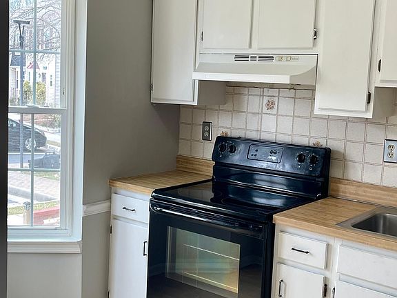 3rd image of 5506 Woodlawn Manor Ct
