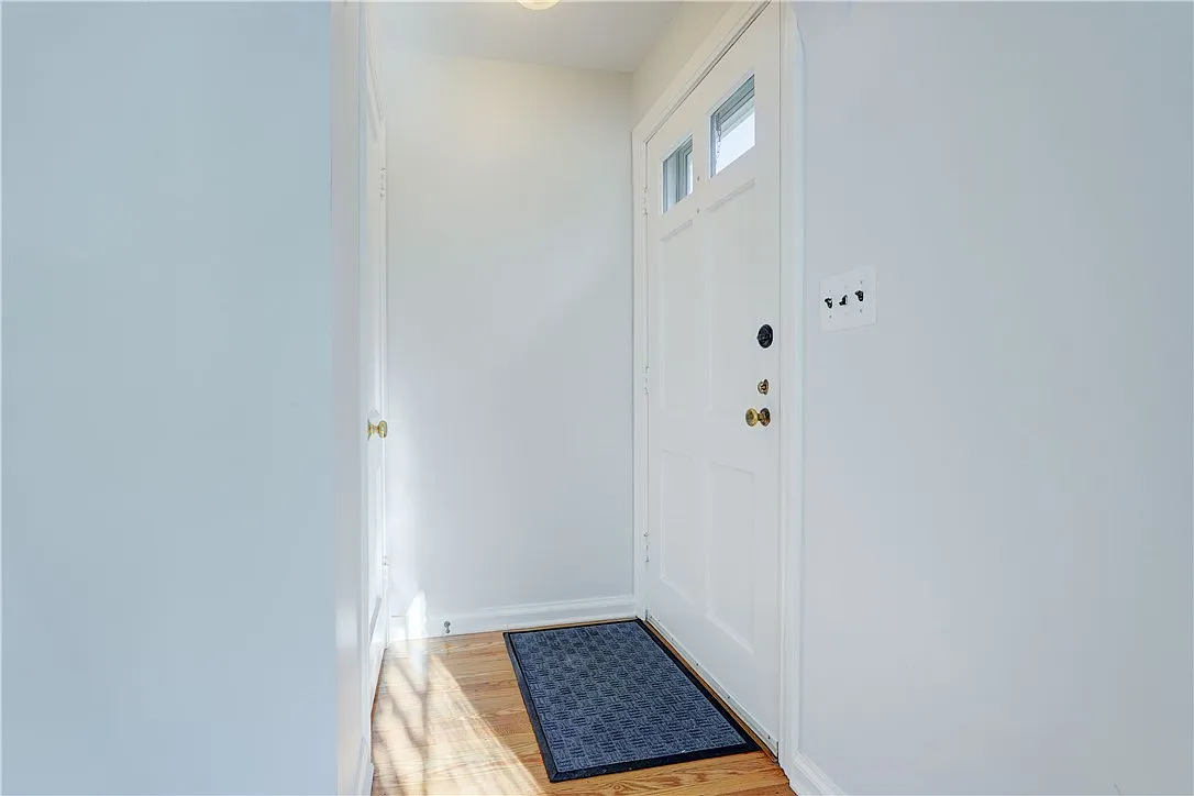 3 bed, 1.5 bath, 1200 sqft, $2,750 — Photo 3