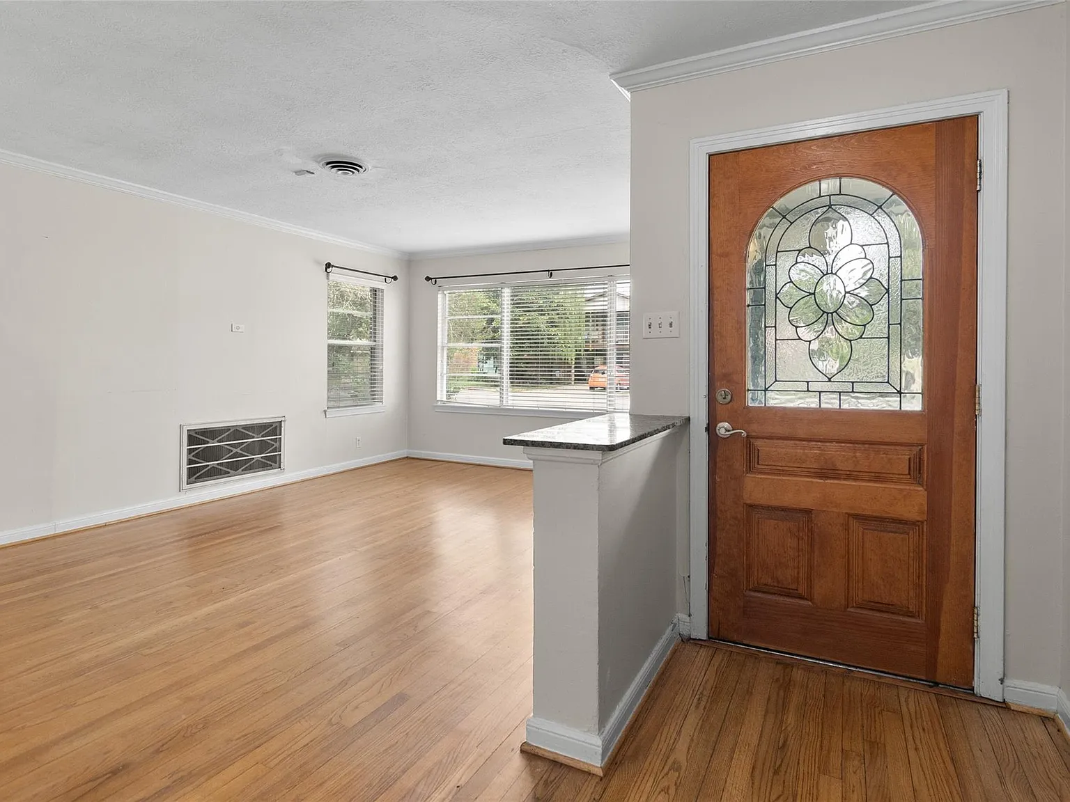 3 bed, 2.0 bath, 1952 sqft, $2,600 — Photo 3