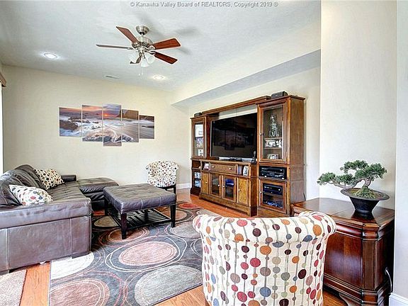4th image of 733 Emerald Dr