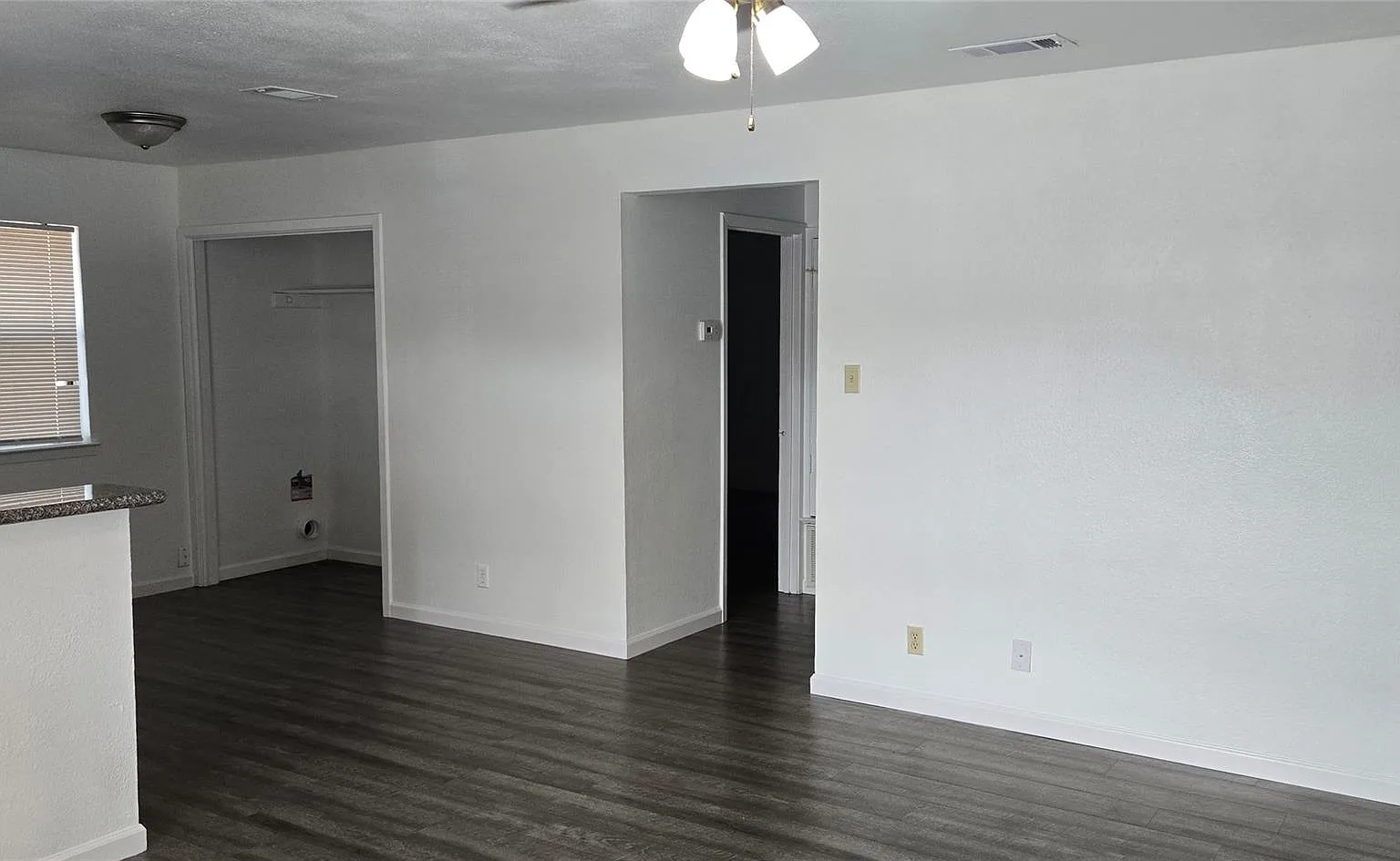 2 bed, 1.0 bath, 3360 sqft, $1,250 — Photo 3