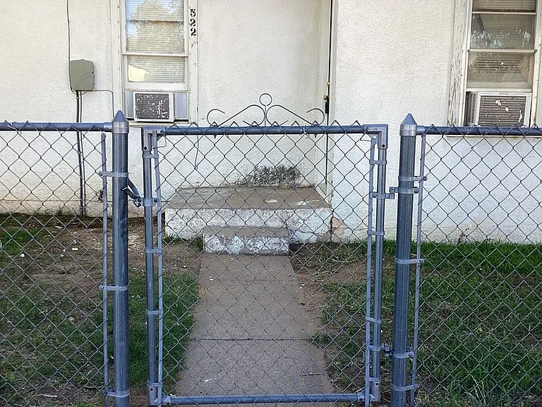 522 S Ave E — Photo 2