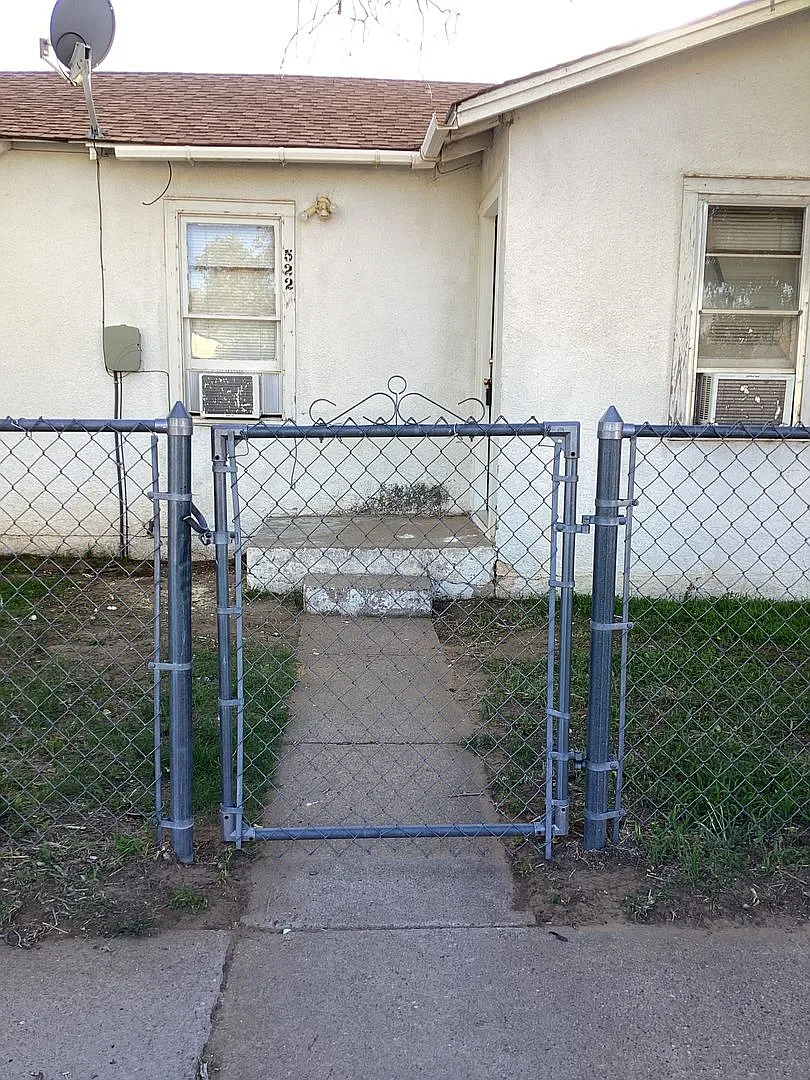 Building Photo - 522 S Ave E