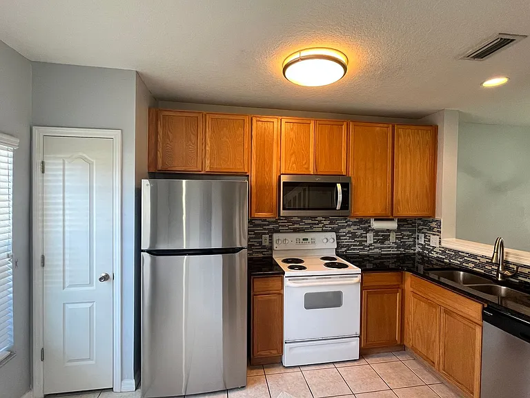 1306 Hampton Park Ln — Photo 2