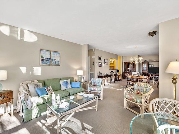3rd image of 10 Oak Glen Village