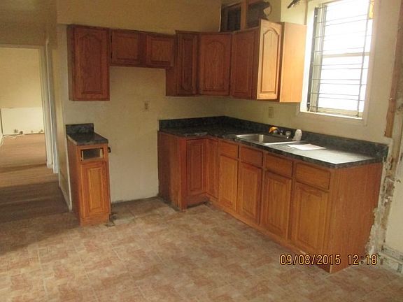 4th image of 8210 S Coles Ave