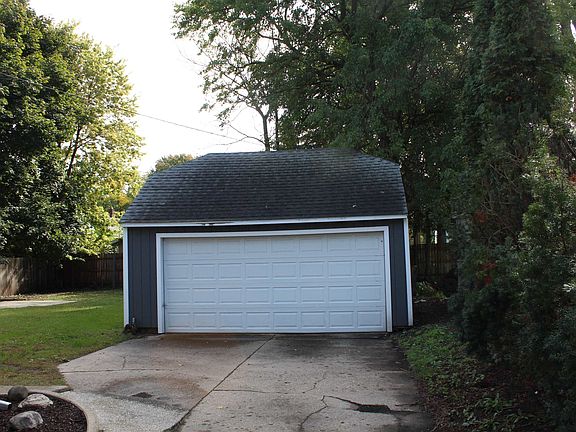 4th image of 810 Mill St