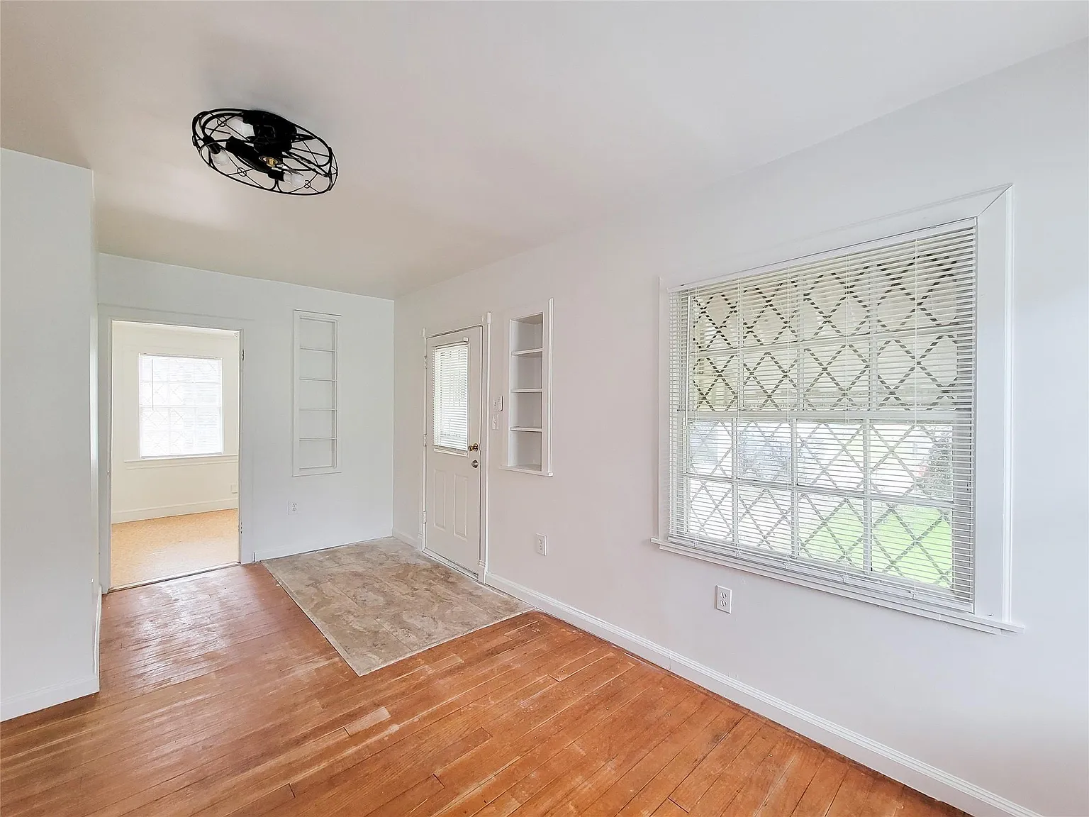 2 bed, 1.0 bath, 1038 sqft, $1,695 — Photo 3