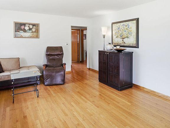 5th image of 605 Oakton St