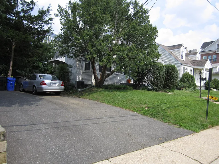 827 N Woodrow St — Photo 2