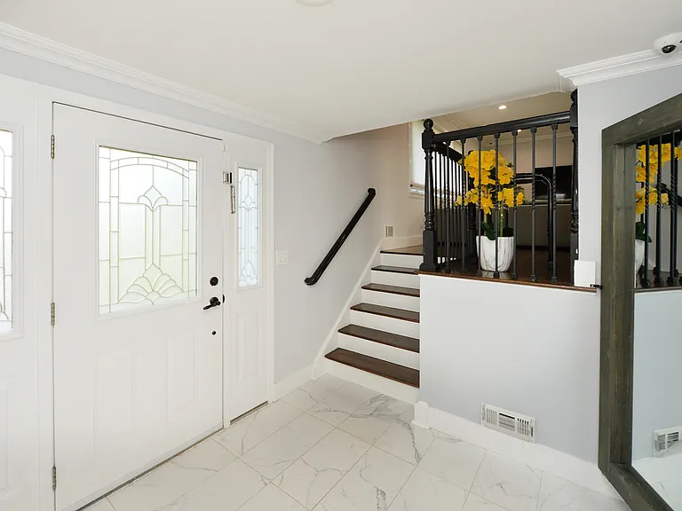 154 Middlesex Ave — Photo 19